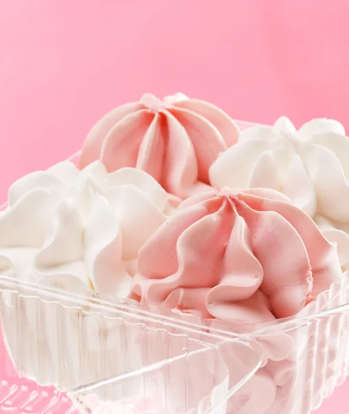 Aardbeien en vanille-ijs — Stockfoto