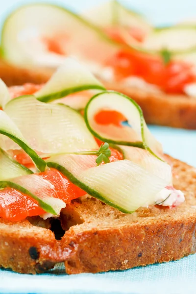 Toast med grönsaker och fisk — Stockfoto