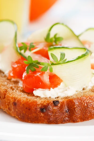 Toast met groenten en vis — Stockfoto
