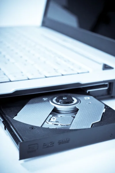 오픈 CD 트레이가 있는 노트북 — 스톡 사진