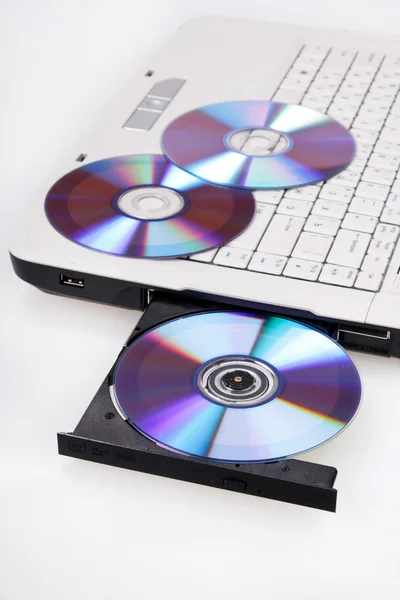 Laptop z otwartą tacą CD — Zdjęcie stockowe