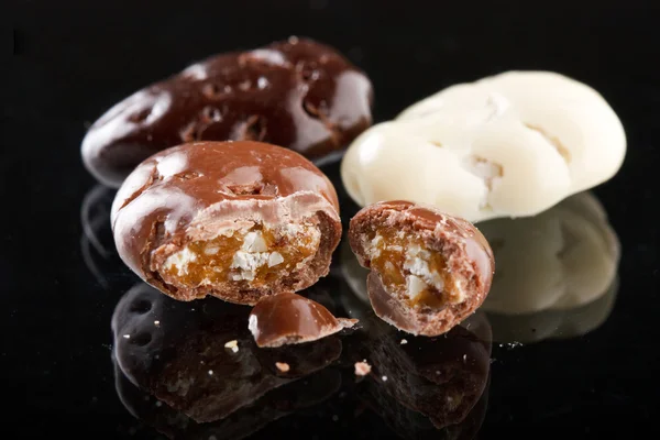 Almendras en el chocolate —  Fotos de Stock