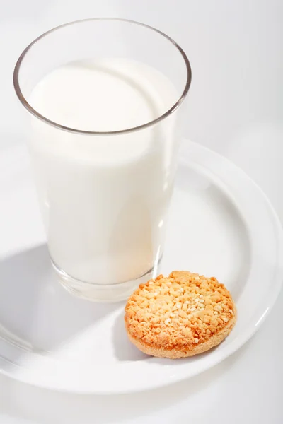 Молоко и печенье — стоковое фото