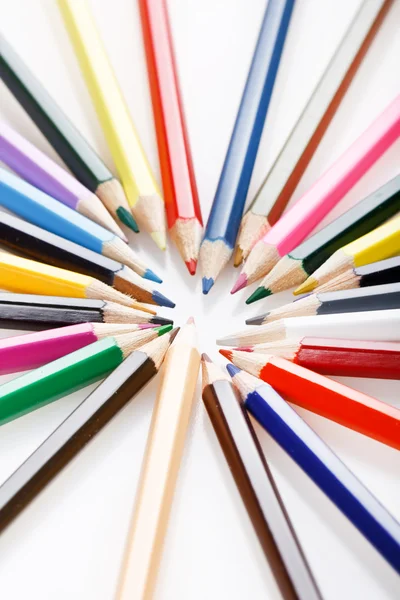 Χρώματα μολύβια σε λευκό φόντο — Φωτογραφία Αρχείου