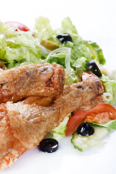 Pernas de frango assadas com salada — Fotografia de Stock