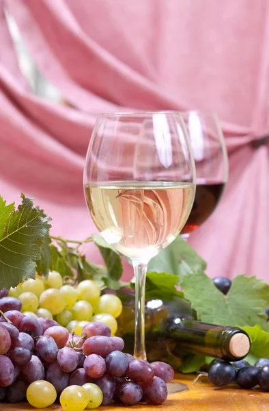 Винний келих з пляшкою вина — стокове фото