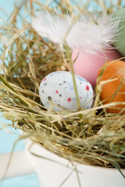 Huevos de chocolate de Pascua en el nido — Foto de Stock