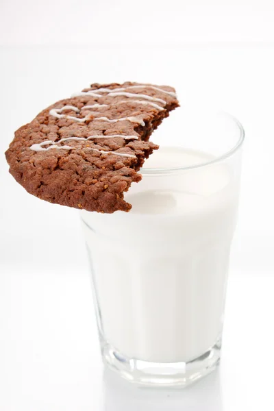 Milch mit Plätzchen — Stockfoto