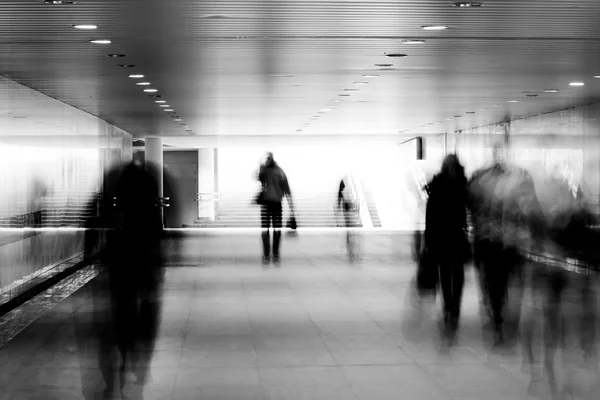 Rörelse suddig av promenader i tunnelbanan — Stockfoto