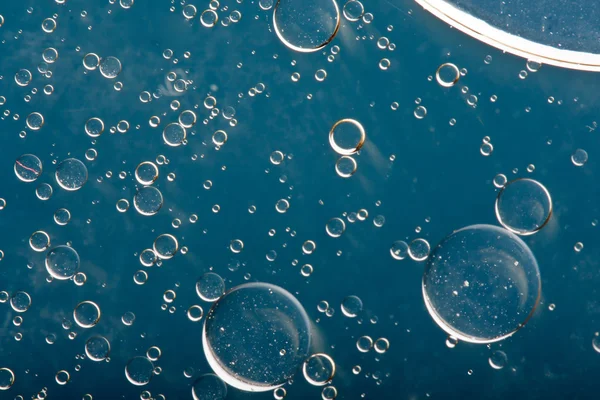 Aceite gotas de fondo con grandes y pequeñas gotas —  Fotos de Stock