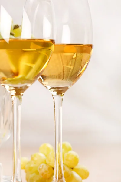 白ワインとブドウの房のある静物 — ストック写真