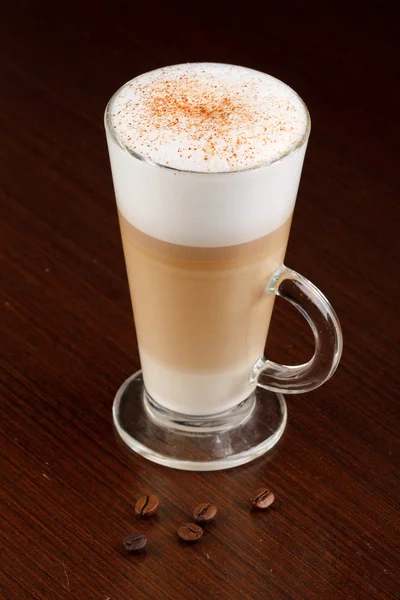 Kaffe latte i ett glas — Stockfoto