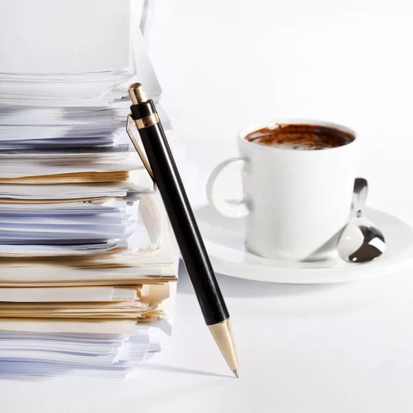 Kahve ve kağıt yığınını — Stok fotoğraf