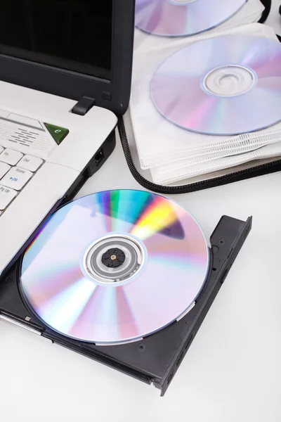 Bärbar dator med öppen CD-bricka — Stockfoto