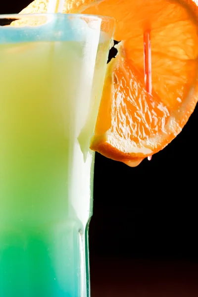Bevanda estiva decorata con una fetta di arancia — Foto Stock