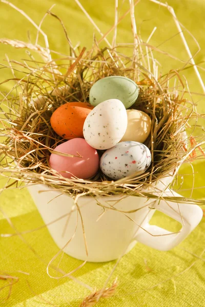 Velikonoční čokoládové vajíčka v hnízdě — Stock fotografie