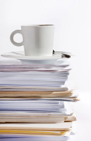 Koffie en stapel papier — Stockfoto