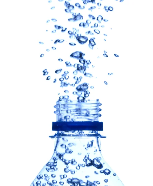 Пляшка в чистій воді з хвилями і бульбашками — стокове фото