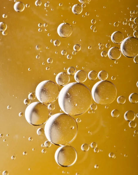 Aceite gotas de fondo con grandes y pequeñas gotas — Foto de Stock