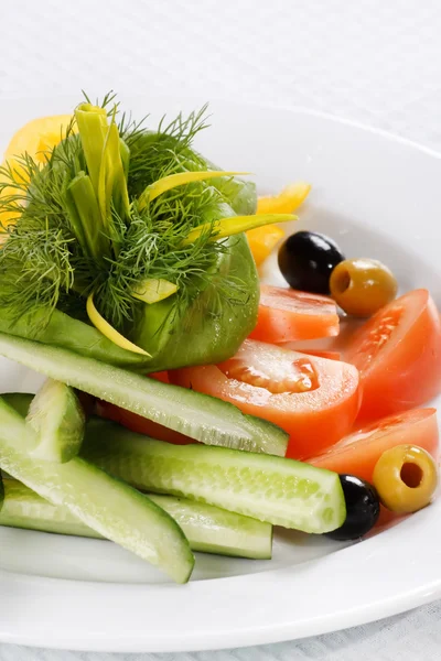 Assiette de légumes frais variés — Photo