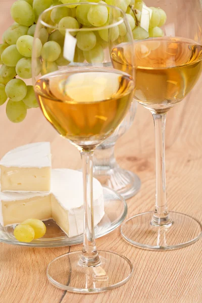 Stilleben med massa druvor och vitt vin — Stockfoto