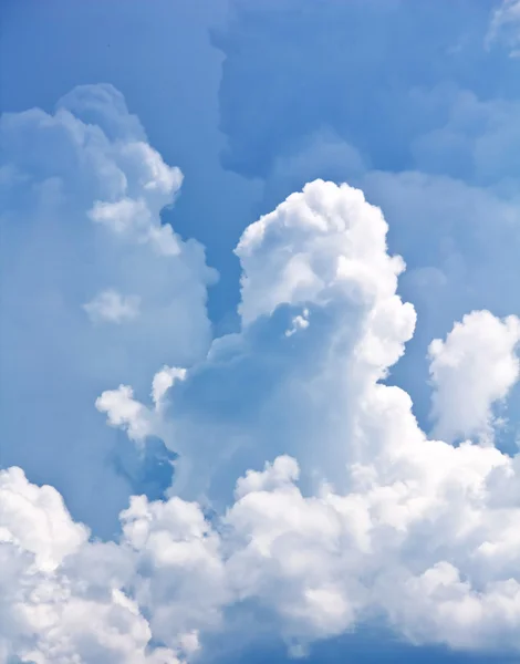 White clouds in the blue sky — Stock Photo, Image