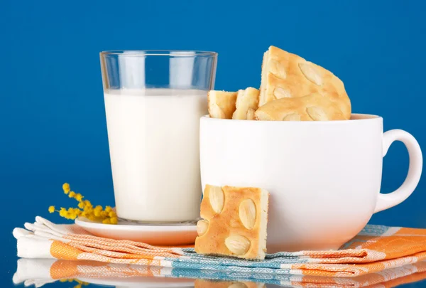 Frühstück aus Milch mit Keksen — Stockfoto
