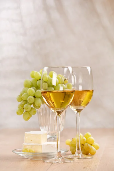 Natureza morta com um monte de uvas e vinho branco — Fotografia de Stock