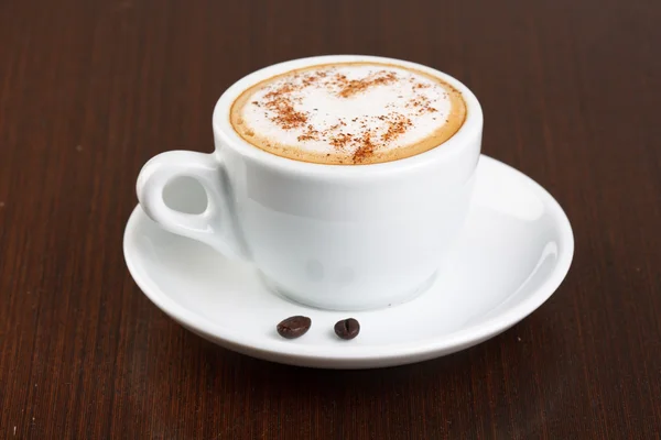 Чашка кофе с корицей — стоковое фото