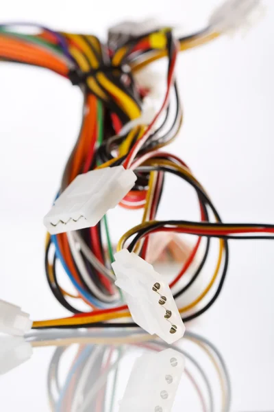 Многоцветный компьютерный кабель — стоковое фото