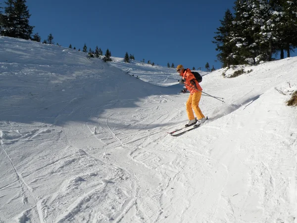 Chica esquiadora en movimiento — Foto de Stock