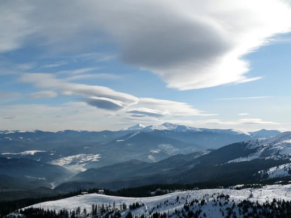 Schöner Himmel über Schneebergen Stockfoto