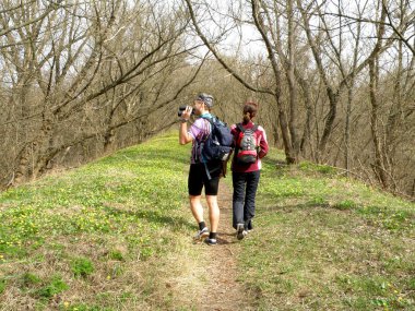 ormanda hiking çekici çift