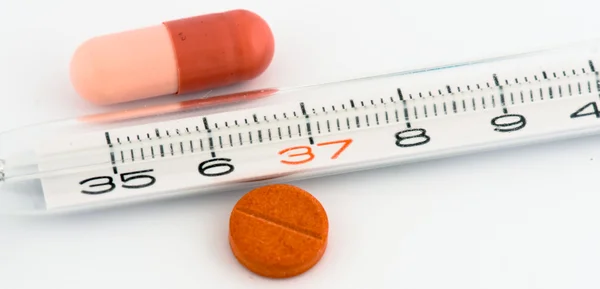 Tabletták és hőmérő — Stock Fotó