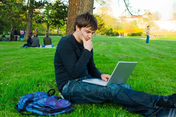 No parque com laptop — Fotografia de Stock