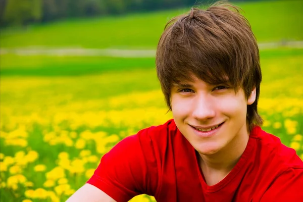 Um retrato de um belo menino adolescente lá fora — Fotografia de Stock