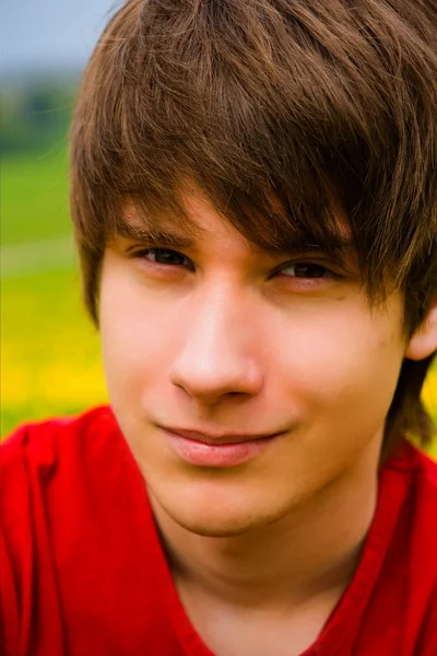 Un retrato de un guapo adolescente afuera . — Foto de Stock