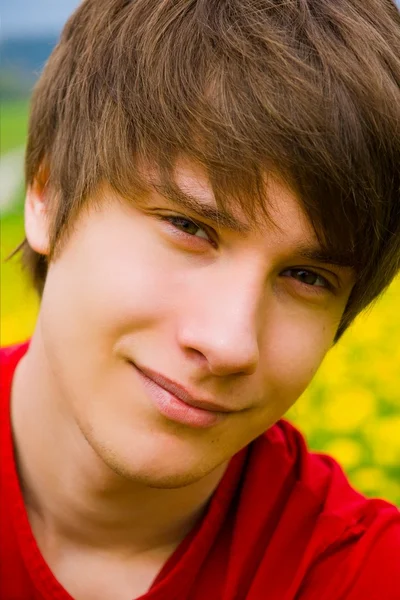 Een portret van een knappe tiener jongen buiten. — Stockfoto