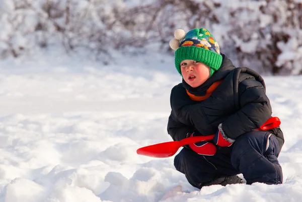 Küçük çocuk kar ile oynama — Stok fotoğraf