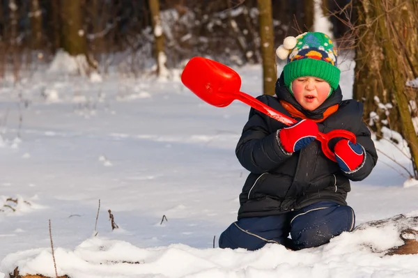 Menino brincando com neve — Fotografia de Stock