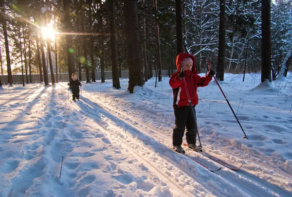 儿童越野滑雪děti běžecké lyžování — Stock fotografie