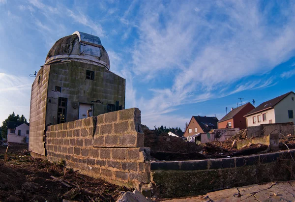 Små observatoriet i övergivna staden — Stockfoto