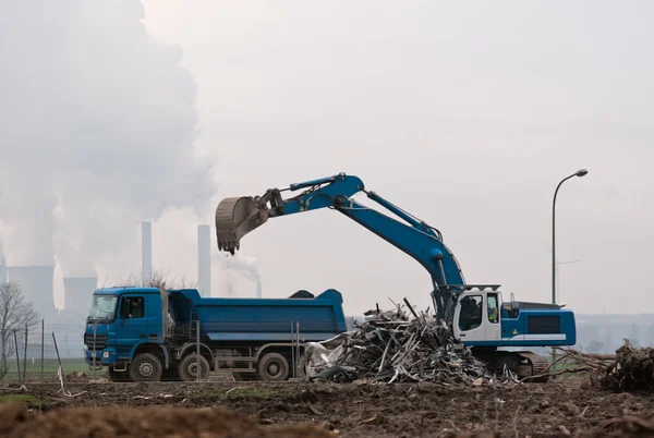 Escavadeira e caminhão no local de demolição . Fotografia De Stock