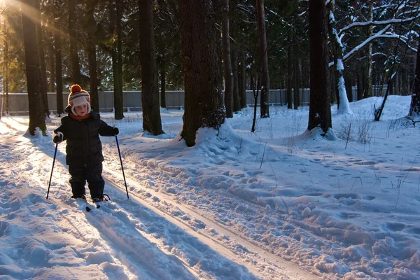 Little Boy esquí de fondo —  Fotos de Stock