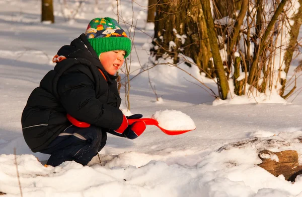 Malý chlapec hraje se sněhem — Stock fotografie