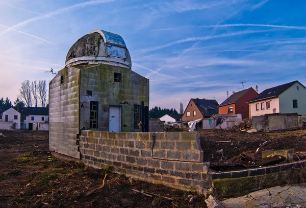 Небольшая обсерватория в заброшенном городе — стоковое фото