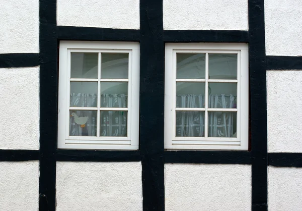 Okna w ścianie budynku z muru pruskiego — Zdjęcie stockowe