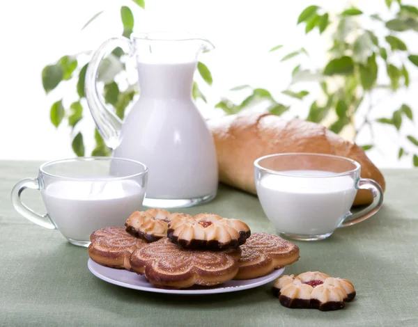 Frukost kakor och mjölk — Stockfoto