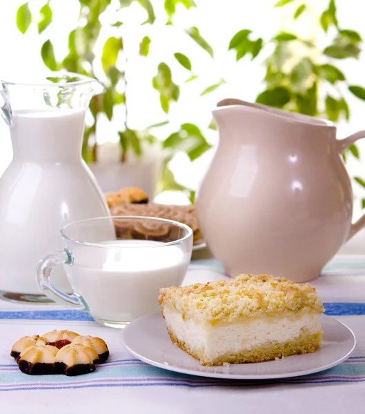 Завтрак торт и молоко — стоковое фото
