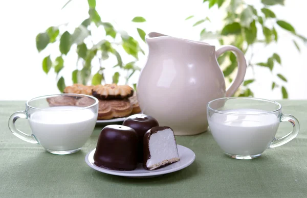 Ontbijt cake en melk — Stockfoto